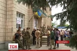 Учасники АТО наметами і шинами заблокували райдержадміністрацію на Миколаївщині