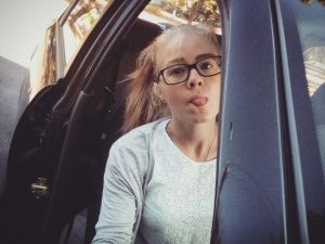 Блондинка за кермом: як поганяти на авто без прав і відеоексперимент на першому водінні
