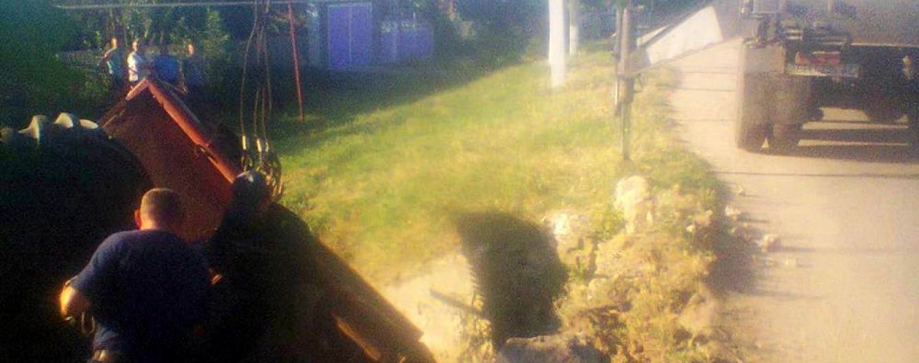 Моторошна ДТП на Одещині: комбайн перекинувся з моста, є загиблі