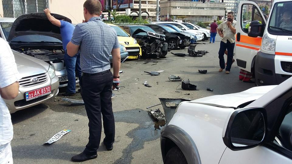 У Києві позашляховик протаранив 9 авто