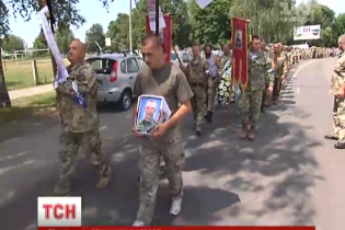 На Київщині поховали 24-річного військового, який після дембелю повернувся на фронт