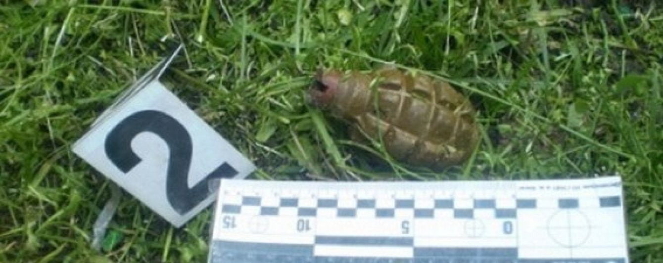 У центрі Києва на стадіоні виявили гранату