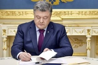 Порошенко присвоїв звання Героїв України посмертно двом учасникам АТО