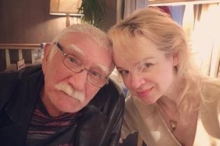 80-річний Армен Джигарханян відпочиває з молодою дружиною в Іспанії