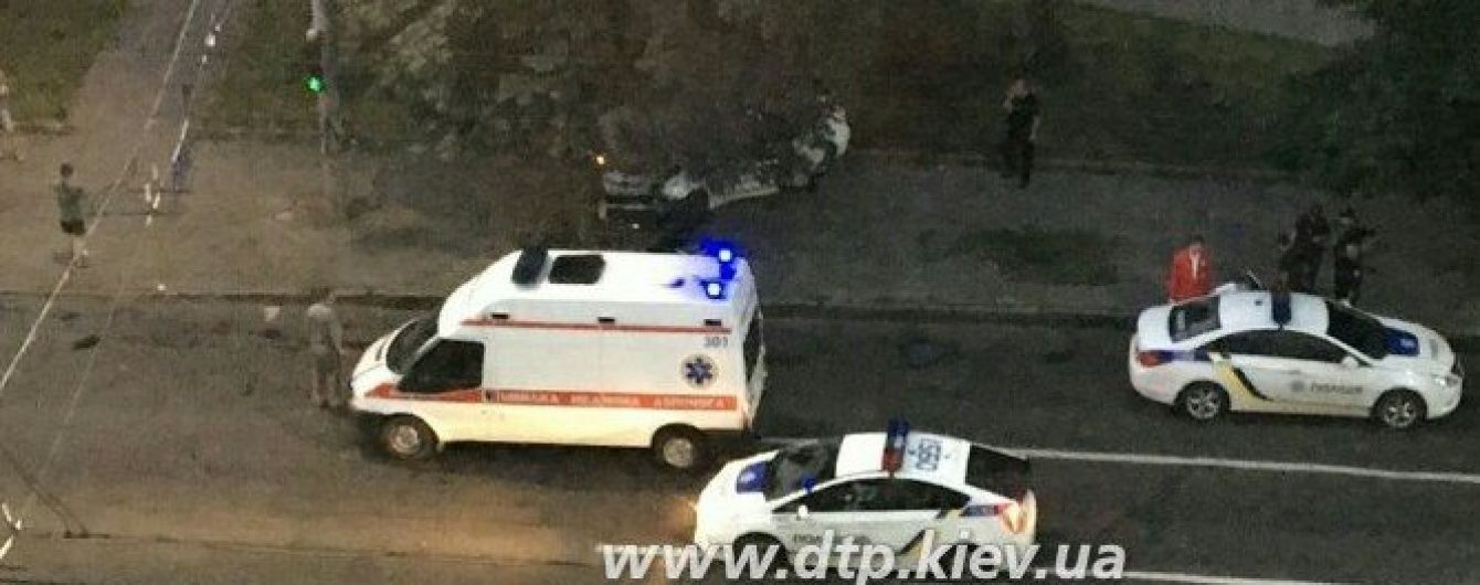 У Києві поліцейське авто на швидкості врізалося в дерево, постраждала дівчина-патрульна