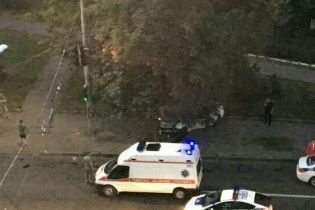 У Києві поліцейське авто на швидкості врізалося в дерево, постраждала дівчина-патрульна