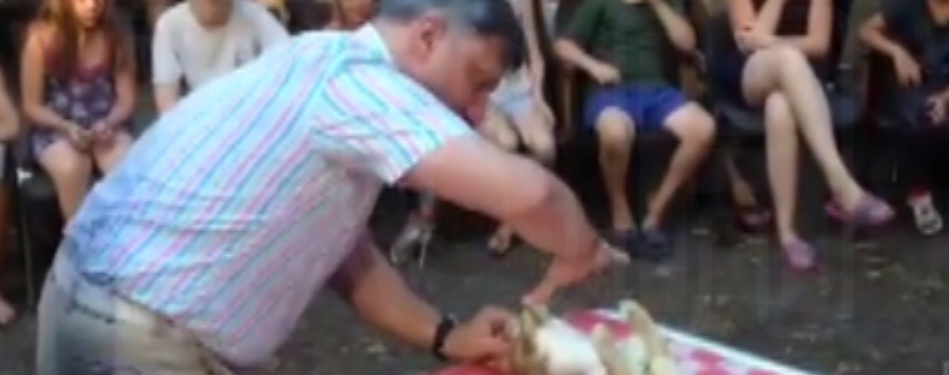 Скандальний "доктор Пі" після звільнення відпрацьовує гіпноз на тваринах