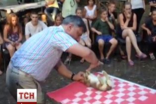 Скандальний "доктор Пі" після звільнення відпрацьовує гіпноз на тваринах