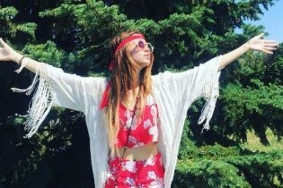 Мініатюрна Дорофєєва з "Время и Стекло" показала струнку фігуру в купальнику