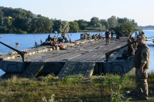 Українські військові вперше за часів незалежності форсували Дніпро паромною переправою