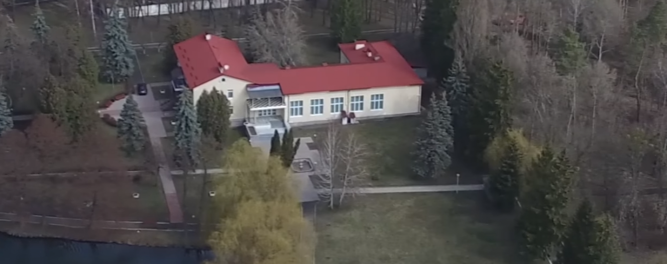 Будиночок біля озера. ЗМІ показали закритий готельний комплекс, у якому мешкає Полторак