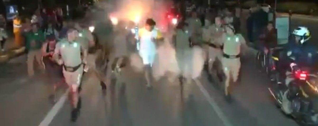 У Бразилії хуліган намагався загасити Олімпійський вогонь вогнегасником