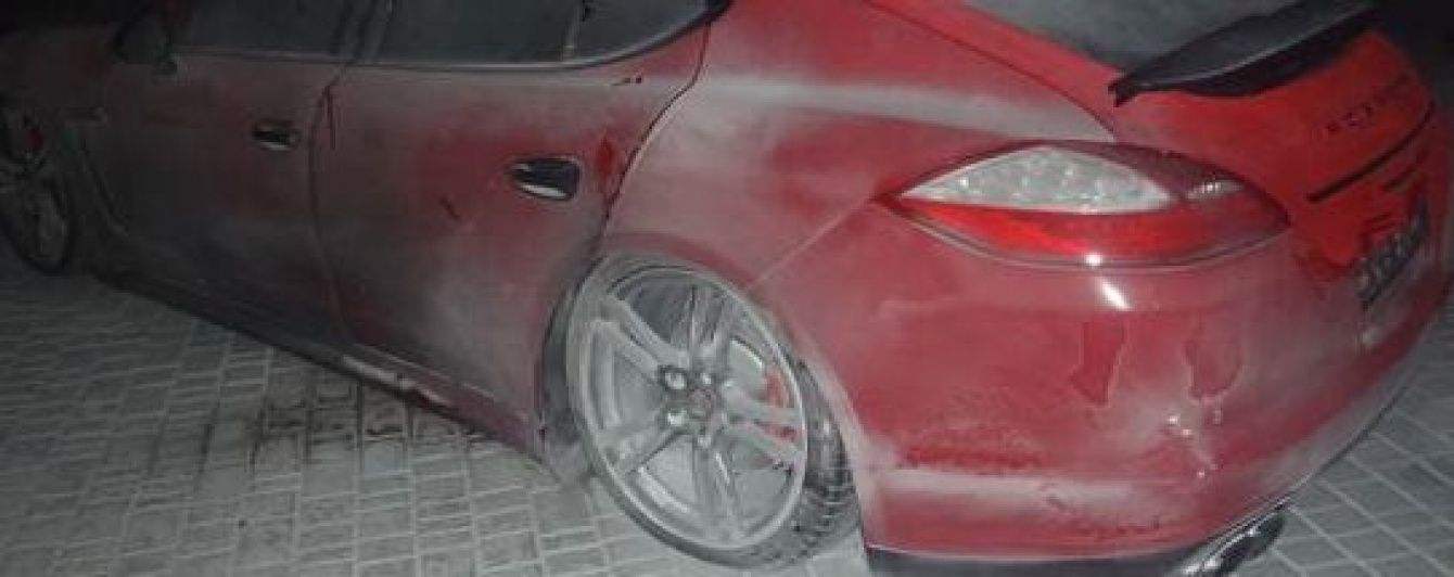 В Одесі невідомий кинув вибухівку під Porsche Panamera у автосалоні