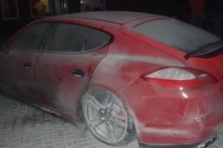 В Одесі невідомий кинув вибухівку під Porsche Panamera у автосалоні
