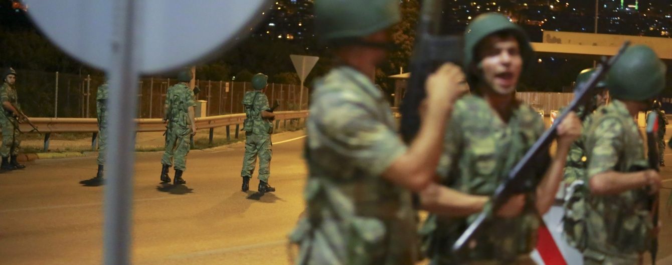 Головнокомандувача турецьких ВПС взяли у заручники просто під час весілля