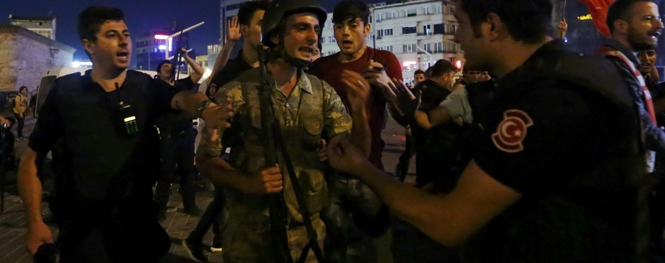 Путчисти відкрили вогонь по людям, які зібралися біля будівлі парламенту в Анкарі