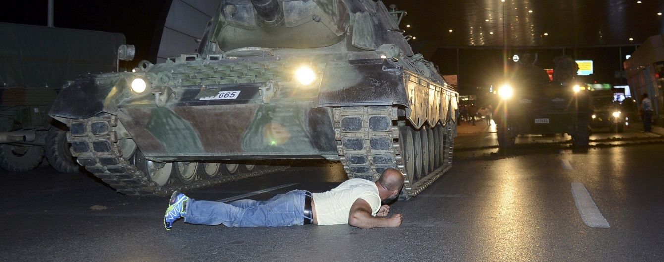 Люди кидалися під танки, а військові обстрілювали їх з вертольотів. 10 ключових відео з Туреччини