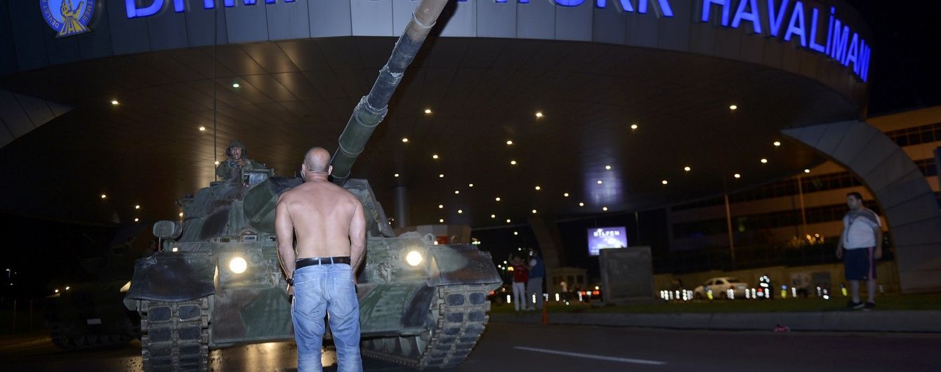 З'явилися ексклюзивні відео з акцій протесту проти військового перевороту у Туреччині
