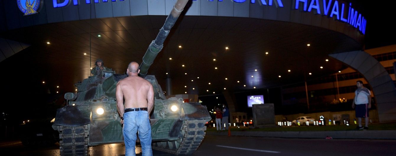 Один у полі воїн: у Мережі з'явилося відео з турком, який наодинці зупиняв танки