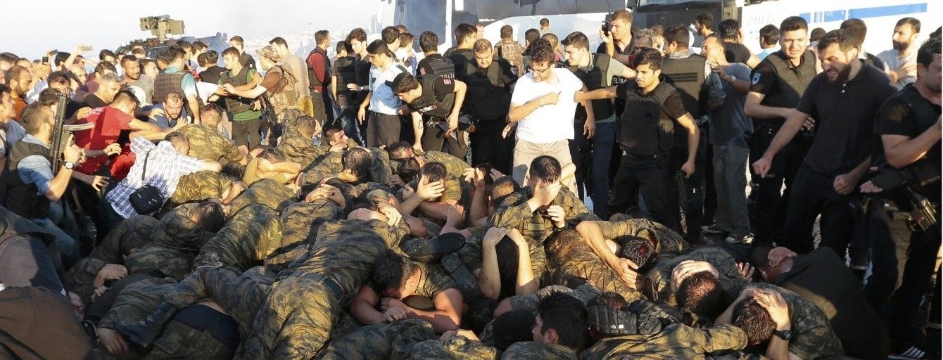 Невдала спроба військового перевороту в Туреччині: головні новини за день