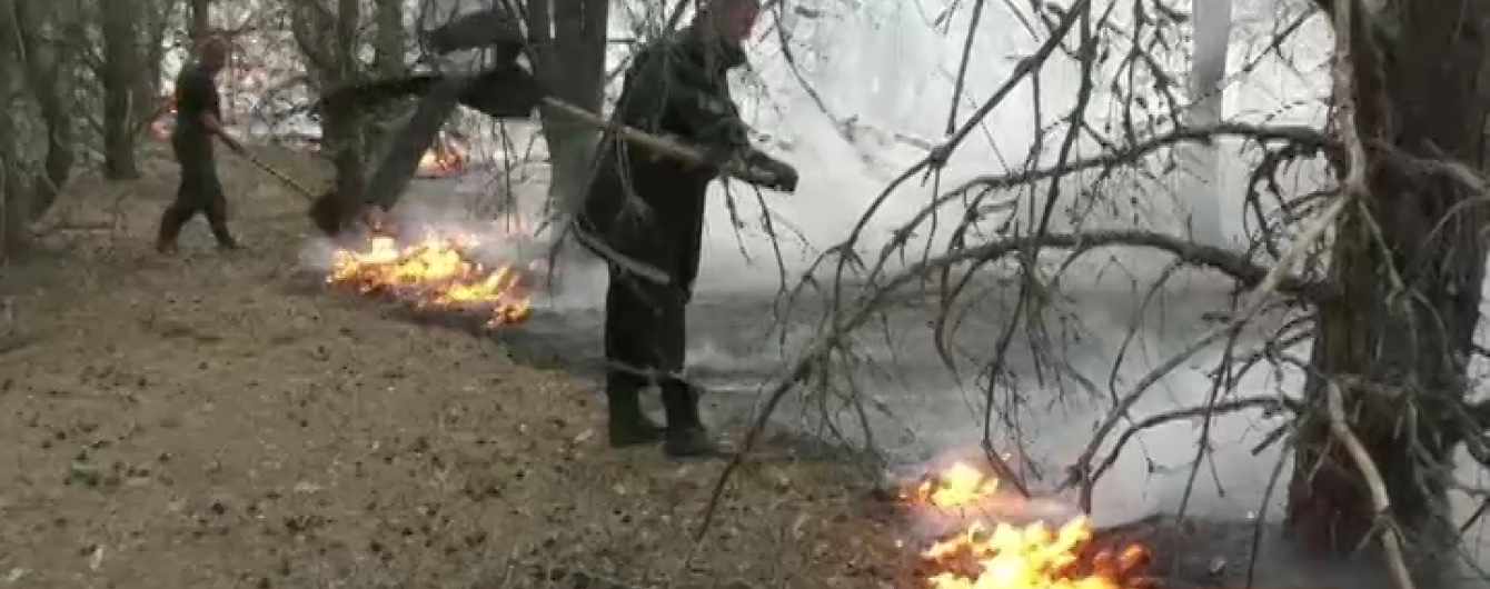 Військові відновили стрільби на Гончарівському полігоні, поруч із яким палає лісова пожежа