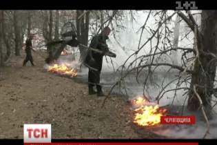 Військові відновили стрільби на Гончарівському полігоні, поруч із яким палає лісова пожежа