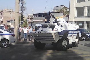 Під час захоплення поліції у Єревані вбито людину, є заручники – місцеві ЗМІ