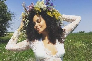 Каменських у мереживі та її оголена подруга влаштували фотосесію у вінках