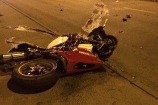 Смертельні перегони у Чернівцях: брати на мотоциклі влетіли у стовп, втікаючи від поліції