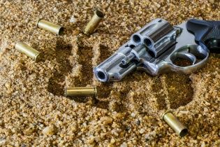 В центре Николаева мужчины из-за парковки устроили стрельбу на глазах у полусотни детей