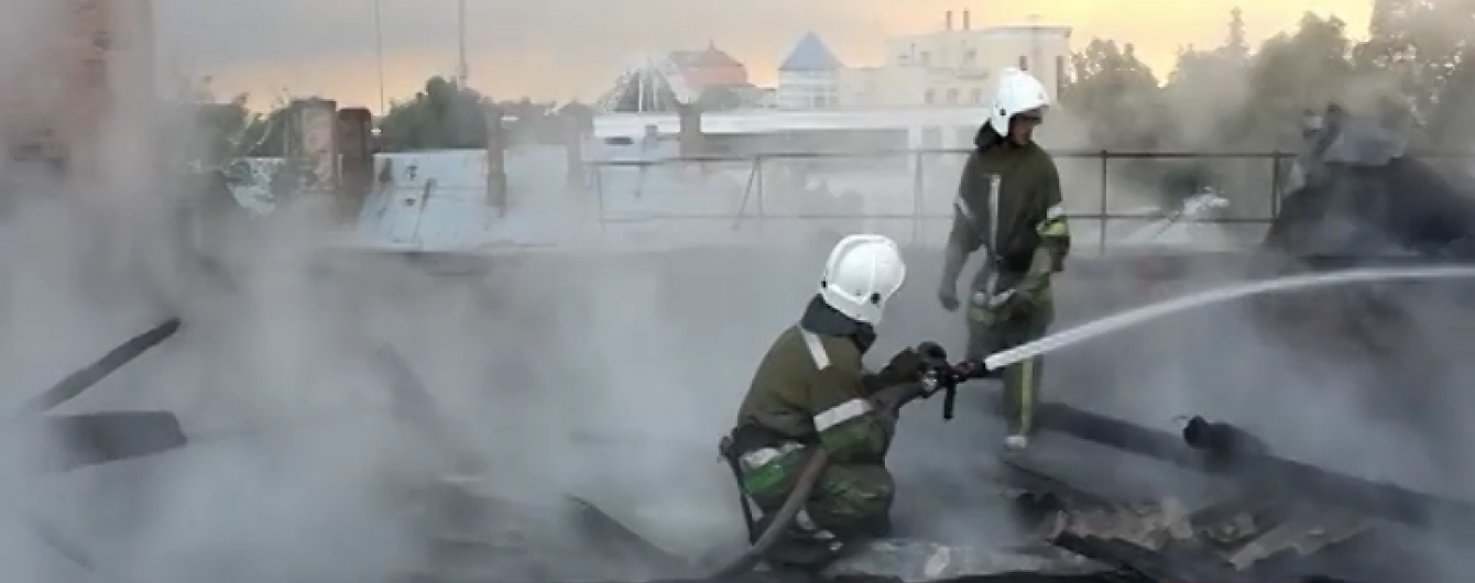 Влада Полтави не поспішає рятувати підпалену блискавкою багатоповерхівку в середмісті