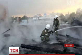 Влада Полтави не поспішає рятувати підпалену блискавкою багатоповерхівку в середмісті