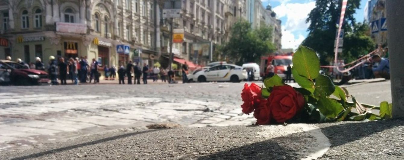Убивство Павла Шеремета: небайдужі несуть квіти до місця трагедії