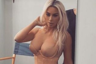 Вульгарна Кім Кардашян спантеличила юзерів відвертою позою у крихітному бікіні