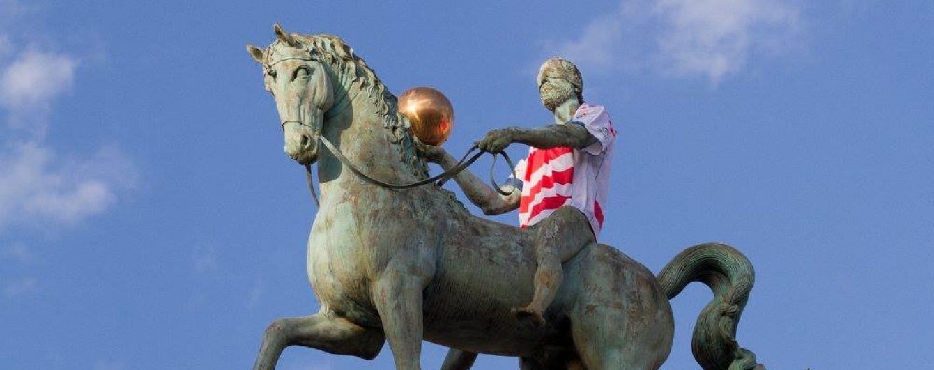 Іспанський футбольний клуб презентував нову форму на пам'ятниках