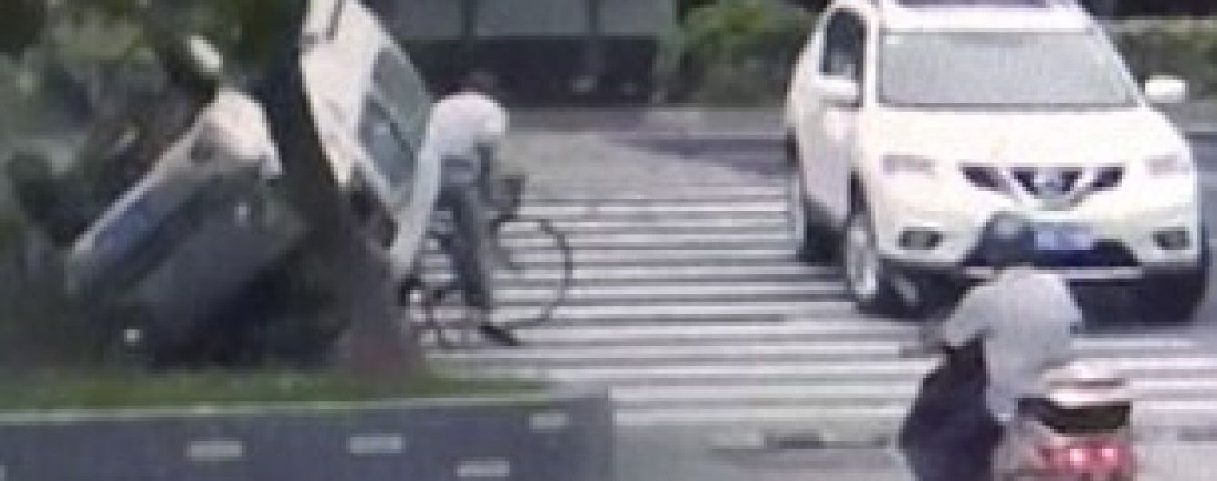 У Мережі з'явилося приголомшливе відео, як у Китаї фургон пролетів над головою велосипедиста