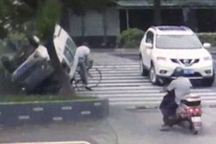 У Мережі з'явилося приголомшливе відео, як у Китаї фургон пролетів над головою велосипедиста