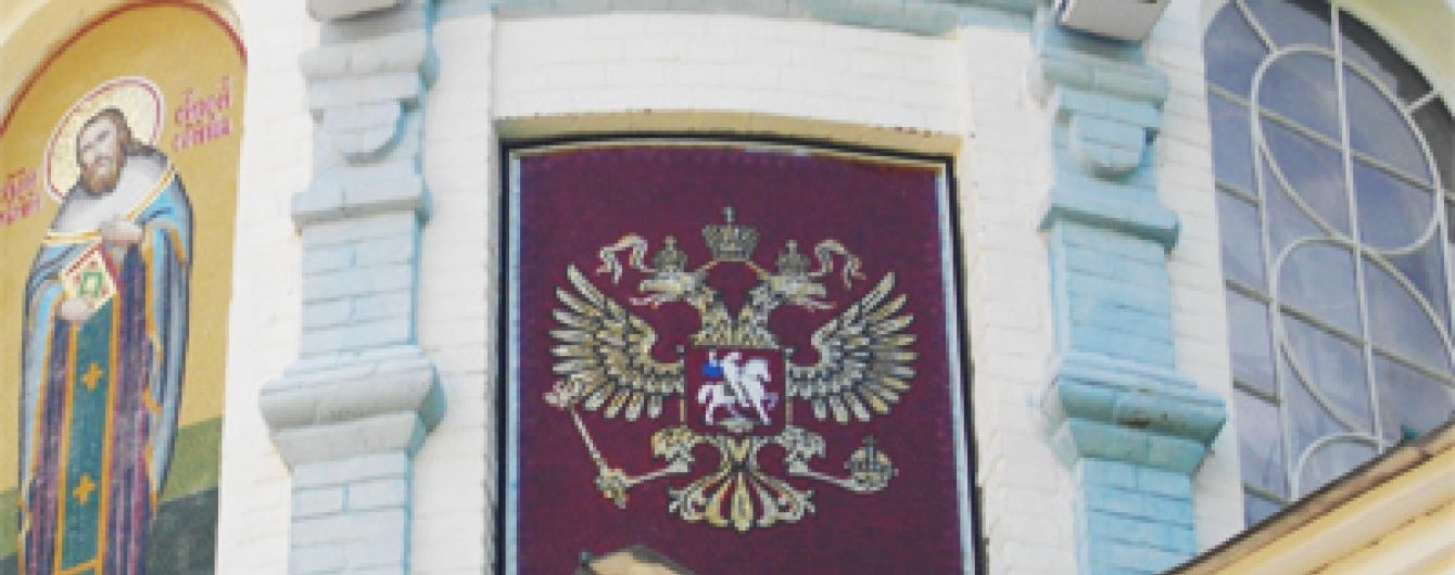 У Полтаві церкву УПЦ МП прикрасили двоголовим орлом і Петром І, який нищить синьо-жовтий прапор