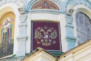 У Полтаві церкву УПЦ МП прикрасили двоголовим орлом і Петром І, який нищить синьо-жовтий прапор