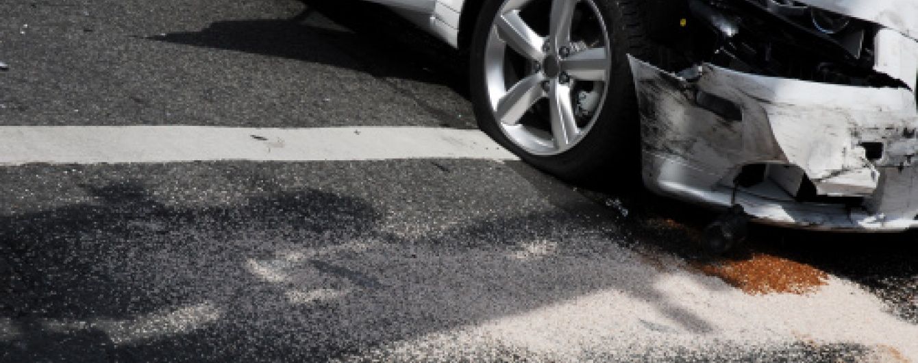 У Харкові п'яні поліцейські на Mitsubishi тікали від патруля та врізалися у стовп