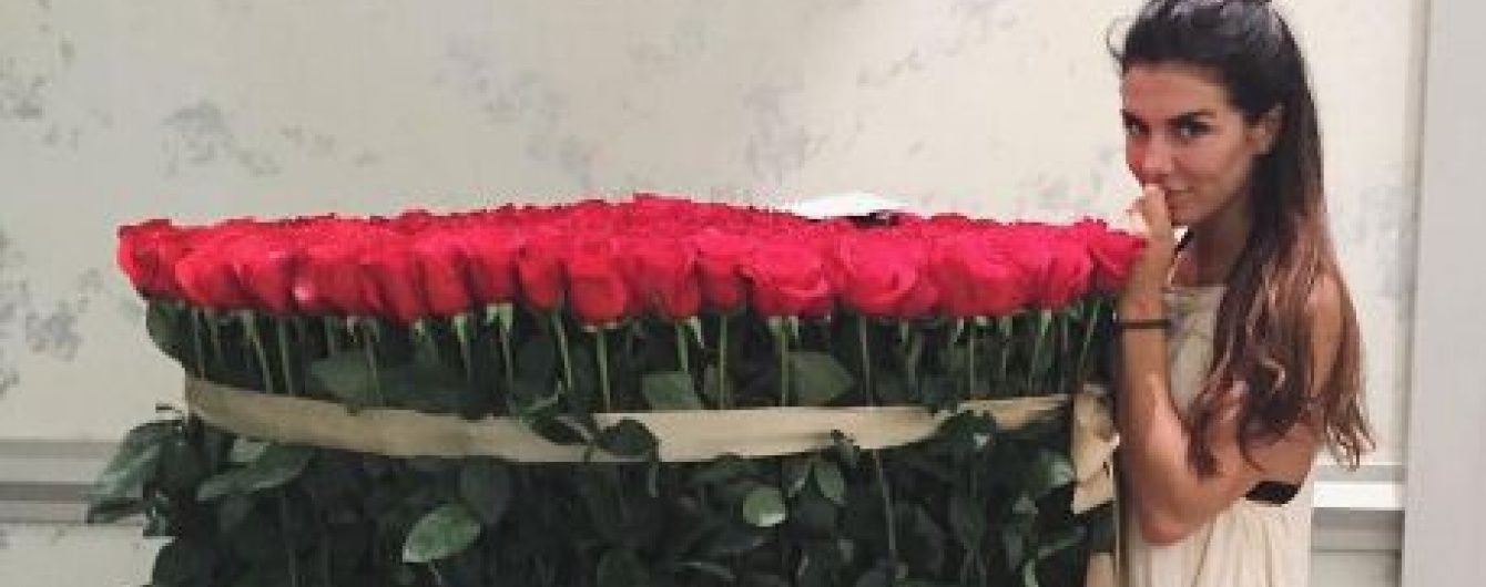 Анна Сєдокова приголомшила гігантським букетом троянд заввишки як вона