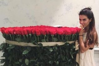 Анна Сєдокова приголомшила гігантським букетом троянд заввишки як вона