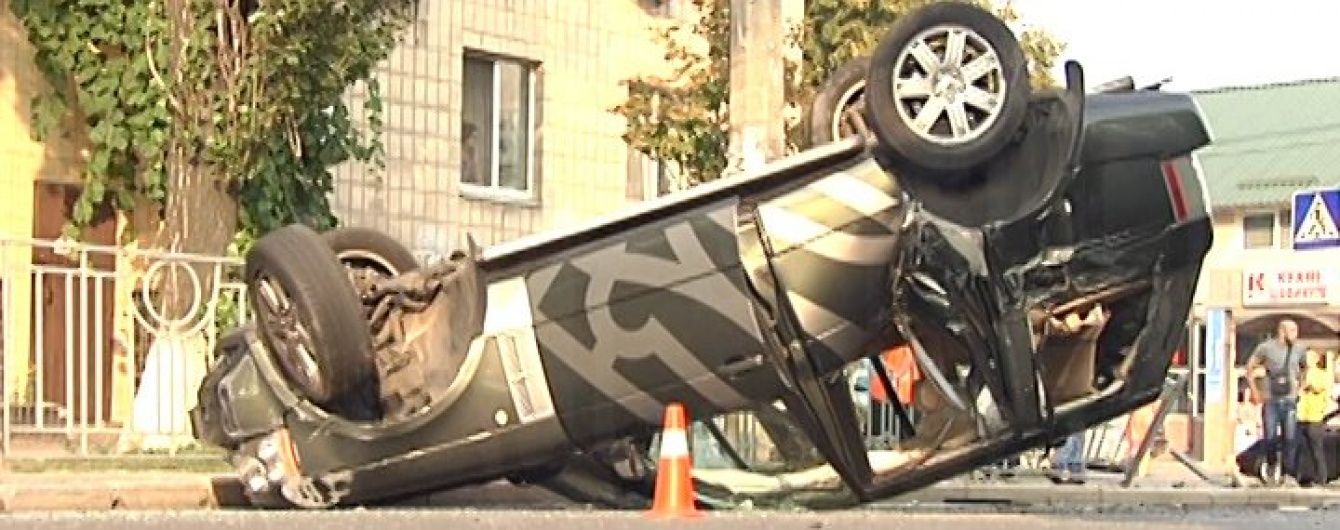 У Києві Range Rover від удару розбив огорожу та перекинувся на дах