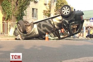 У Києві Range Rover від удару розбив огорожу та перекинувся на дах