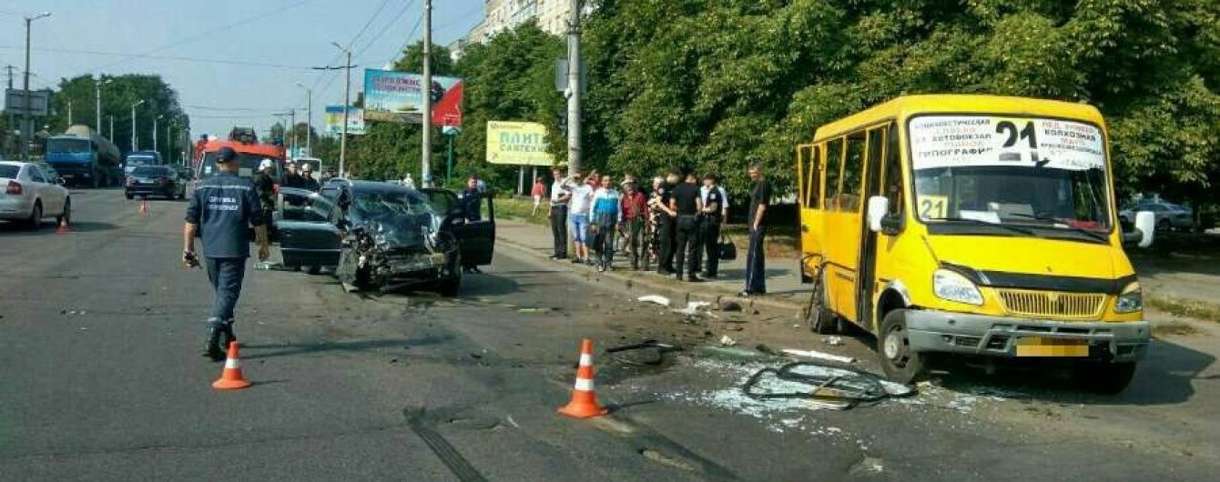 У Кропивницькому легковик на швидкості протаранив маршрутку, постраждали 5 людей