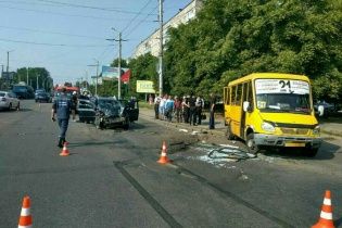 У Кропивницькому легковик на швидкості протаранив маршрутку, постраждали 5 людей