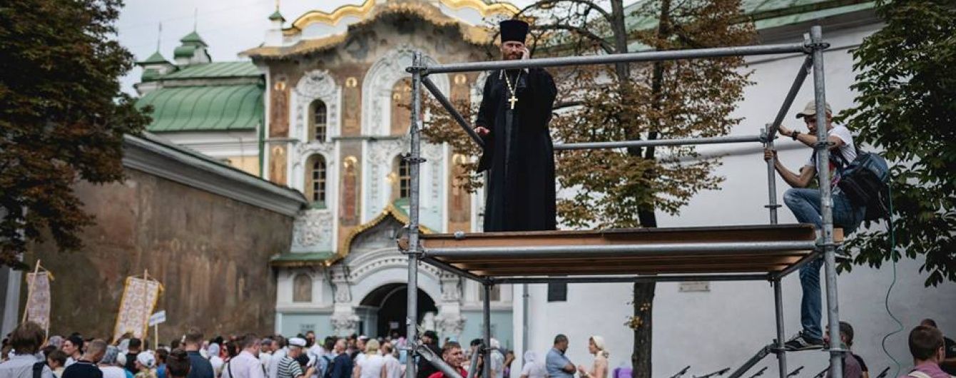 На вході до Києво-Печерської лаври затримали молодиків із газовими балончиками