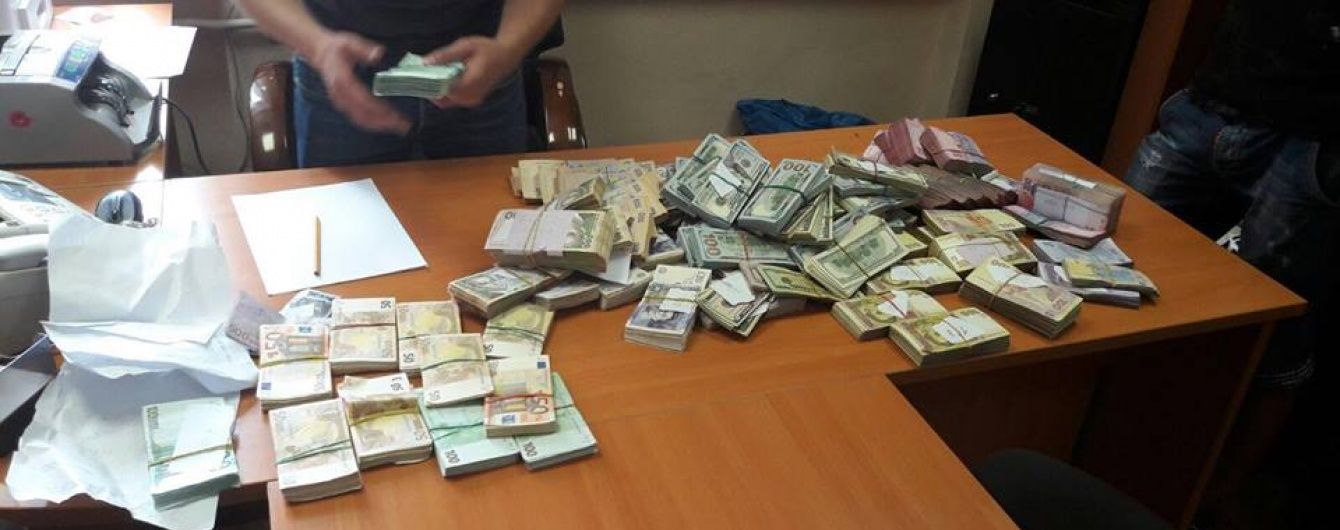 Холодницький заявив про неймовірні суми, які вилучили в борців з податковими злочинами у Києві