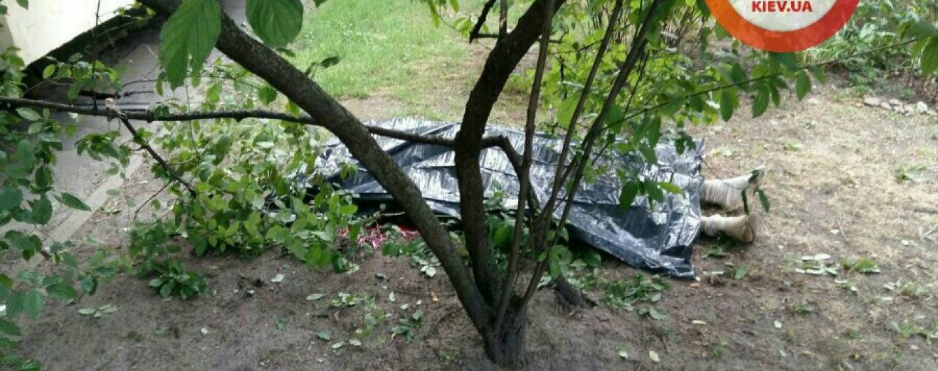 У Києві чоловік вистрибнув із балкона на 8-му поверсі