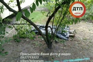 У Києві чоловік вистрибнув із балкона на 8-му поверсі